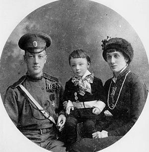 Л.Н. Гумилёв с родителями