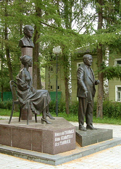 Фотография памятника Л. Н. Гумилеву, Н. С. Гумилеву и А. А. Ахматовой